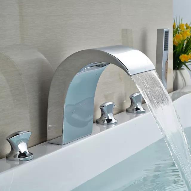 對其他水管、電氣、水龍頭等零部件進(jìn)行裝拼，走過這所有步驟，一個完整的亞克力浴缸制品才得以面世