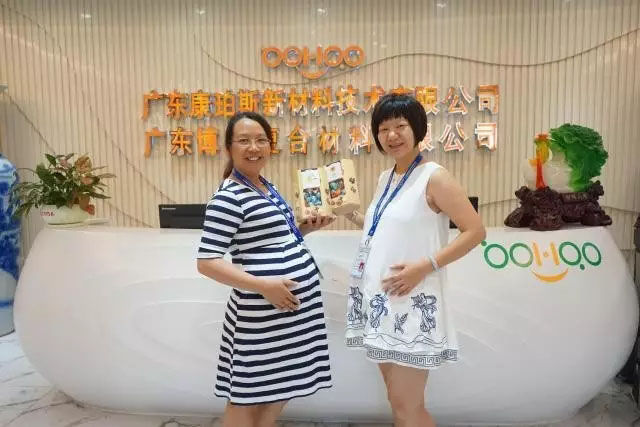 博皓家庭里銷售精英賴姐（左）和客服部黃經理（右），兩位既是精明干練的職場女精英，同時也是熱心關愛博皓家人的優雅媽媽